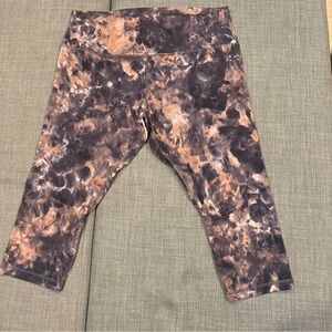 Lululemon NULU UNLIMITED cropped leggings size 20. Diamond Dye Grey Pink